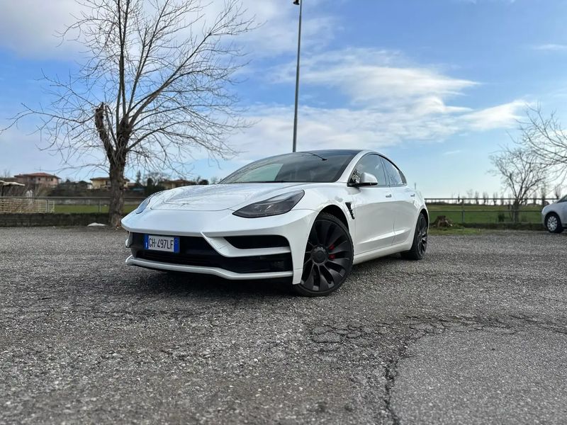 Tesla Model 3 • 2021 • 65,000 km 1