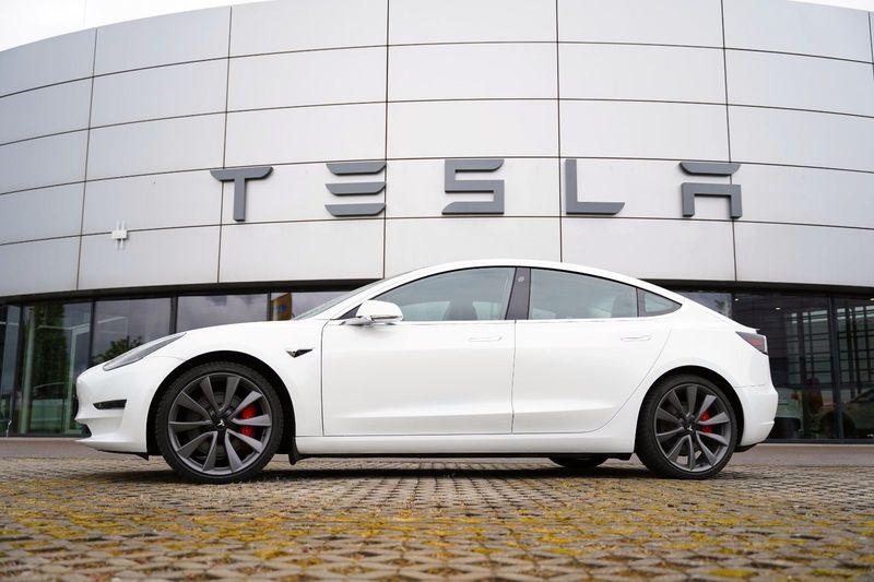 Tesla Model 3 • 2021 • 72,900 km 1