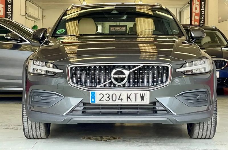 Volvo V60 • 2019 • 92,000 km 1