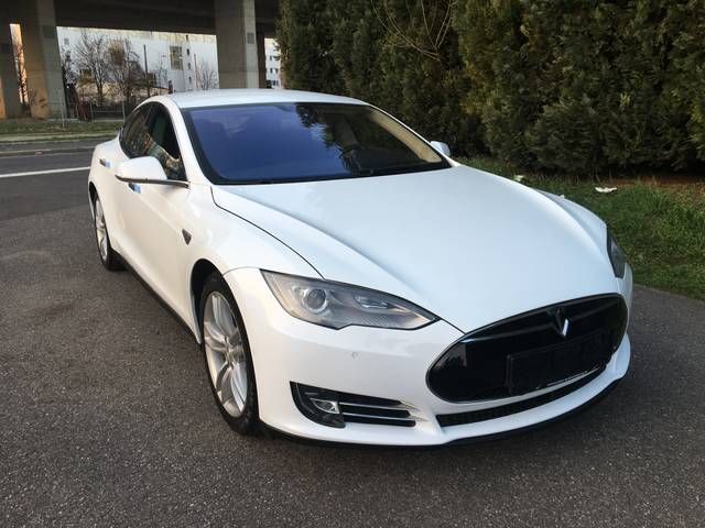 Tesla Model S • 2015 • 192,000 km 1