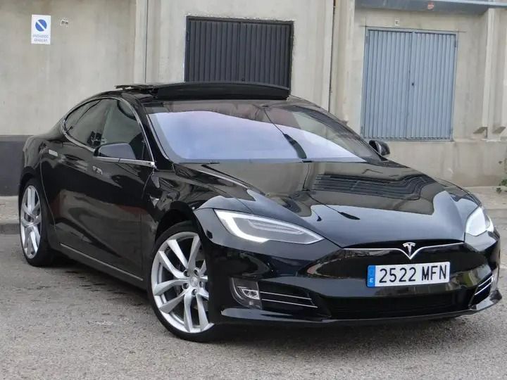 Tesla Model S • 2018 • 137,000 km 1