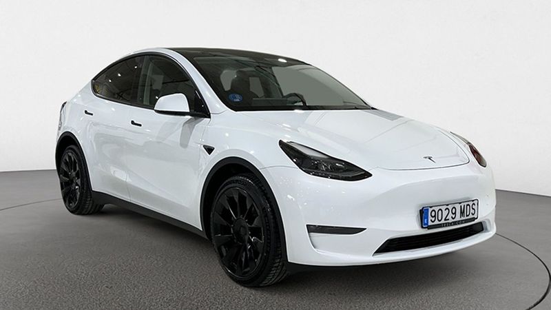 Tesla Model Y • 2023 • 8,890 km 1