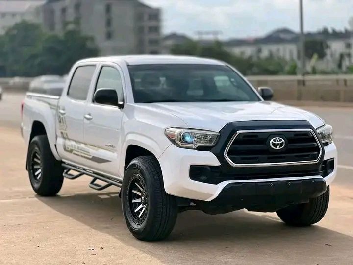 Toyota Tacoma • 2018 • 50,000 km 1