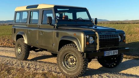 Land Rover Defender • 2001 • 184,000 km