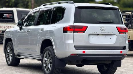 Toyota Land Cruiser • 2023 • 4,000 km