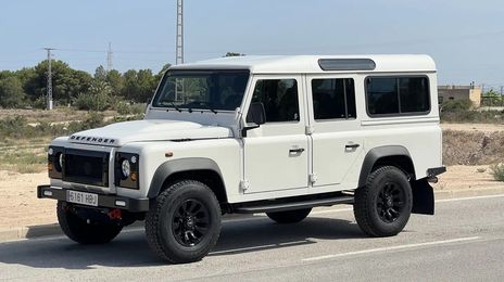 Land Rover Defender • 2010 • 200,000 km