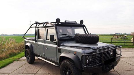 Land Rover Defender • 1999 • 250,700 km