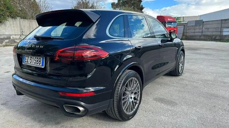 Porsche Cayenne • 2015 • 300,000 km