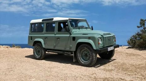 Land Rover Defender • 2009 • 130,000 km