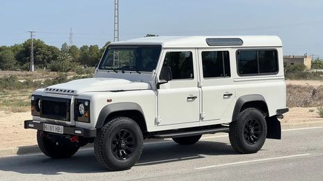Land Rover Defender • 2010 • 198,000 km