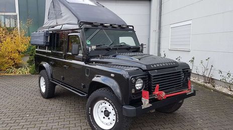 Land Rover Defender • 2007 • 209,200 km