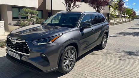 Toyota Highlander Hybrid • 2022 • 88,000 km