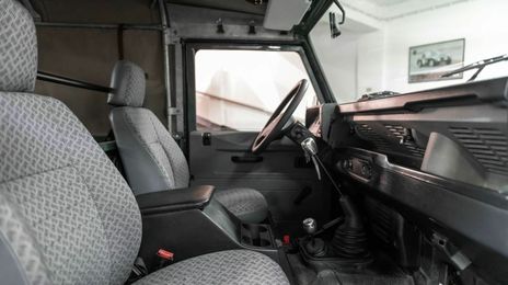 Land Rover Defender • 2001 • 127,000 km