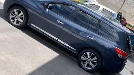 Nissan Pathfinder • 2013 • 93,800 km