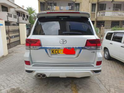 Toyota Land Cruiser • 2010 • 210,000 km